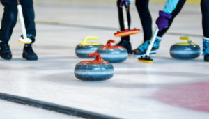 Eisbahn mieten oder kaufen: Wer eine Eisbahn oder Schlittschuhbahn mieten möchte, sollte die Preise vergleichen und ebenfalls den Kauf einer Anlage in Betracht ziehen.