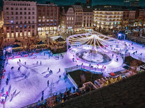 Eisbahn mieten: Eisbahn mieten oder kaufen für einen Weihnachtsmarkt oder einen Wintervent. Preise für die Miete einer Eisbahn berechnen und den Preis für eine mobile Eisbahn kalkulieren.